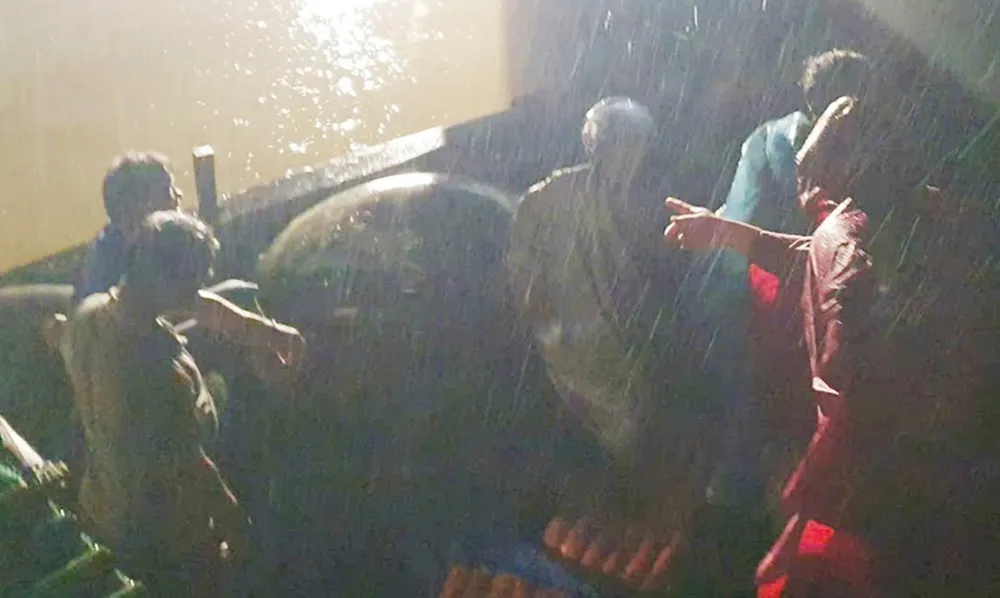 Các lực lượng chức năng và ngư dân ứng cứu thành công 2 ngư dân bị chìm tàu trong điều kiện thời tiết xấu, đêm tối..jpg