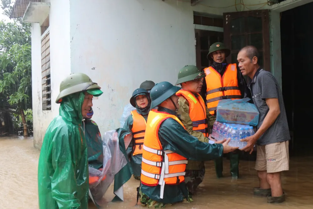 Lãnh đạo huyện Nghi Xuân (tỉnh Hà Tĩnh) đến hỏi thăm, trao hỗ trợ mỳ tôm và nước uống cho người dân ở ốc đảo thôn Hồng Lam, xã Xuân Giang.jpg