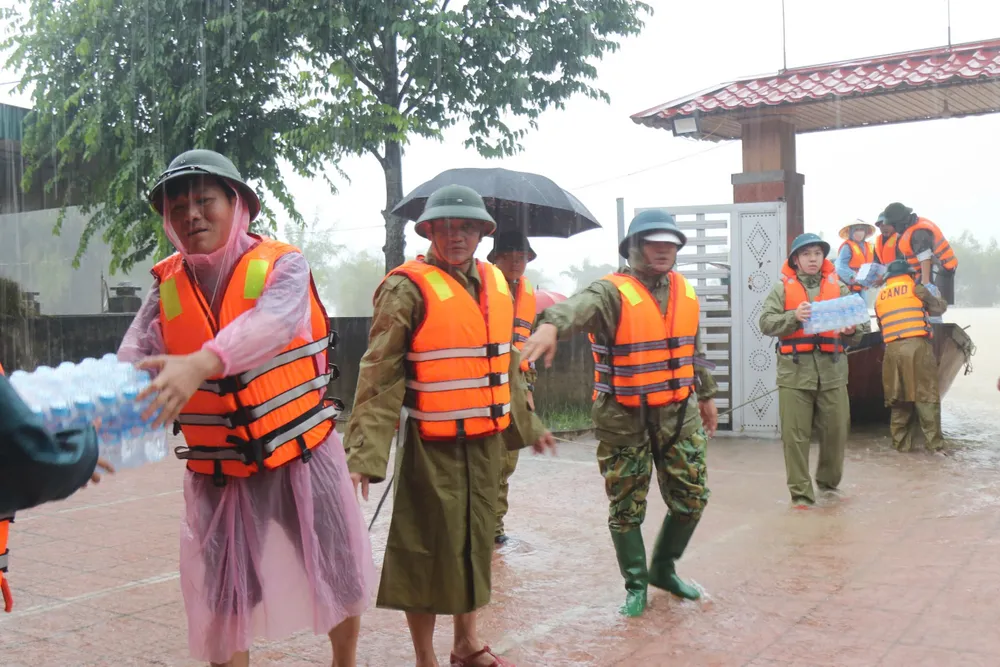 Lãnh đạo huyện Nghi Xuân (tỉnh Hà Tĩnh) vận chuyển mỳ tôm và nước uống vào hỗ trợ người dân ở ốc đảo thôn Hồng Lam, xã Xuân Giang.jpg