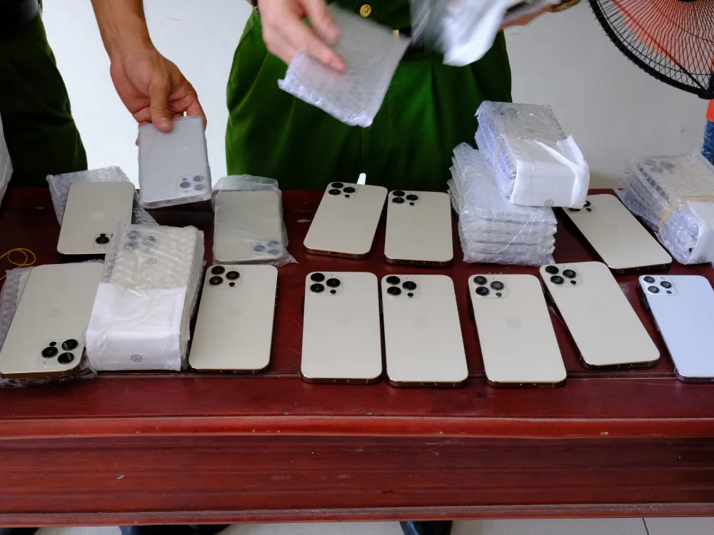 điện thoại được làm giả tinh vi, khó phân biệt thật giả.jpg