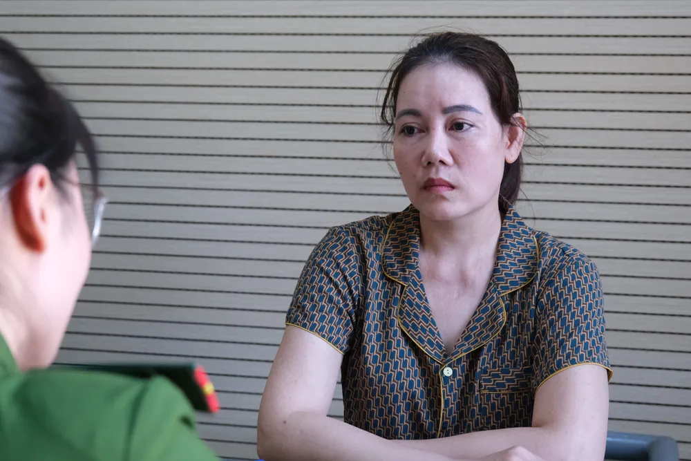 Đinh Thị Thơm với vai trò người cung cấp sim rác,thu mua lại các mã thẻ cào mà nhóm lừa đảo chiếm đoạt được.JPG