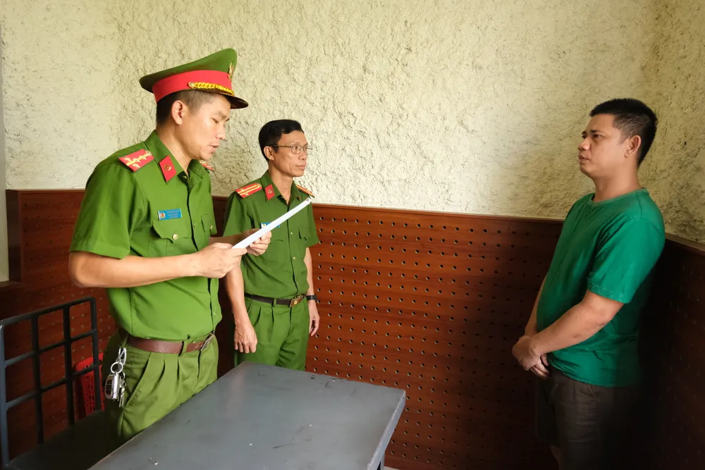 Cơ quan CSĐT Công an huyện Can Lộc đọc lệnh bắt bị can để tạm giam đối với Nguyễn Hữu Sơn.JPG