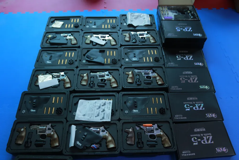 Hàng trăm khẩu súng nhãn hiệu ZP5 được Công an Hà Tĩnh thu giữ.JPG