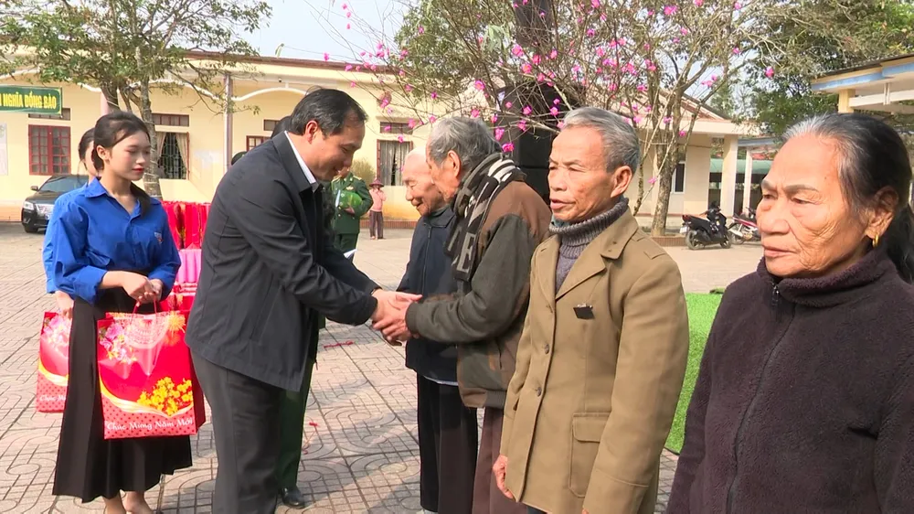 Bí thư Tỉnh ủy tỉnh Hà Tĩnh Hoàng Trung Dũng thăm hỏi và trao quà tết cho người dân vùng biên giới 