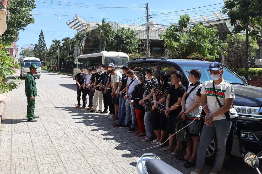Các đối tượng được di lý về Đồn biên phòng Cửa khẩu Mộc Bài.JPG