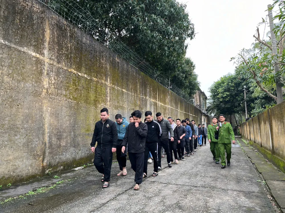 Cơ quan điều tra dẫn giải các đối tại Trại tạm giam Công an tỉnh.jpg