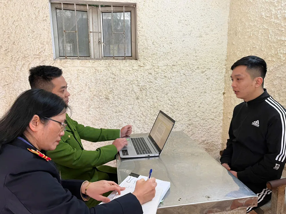 Cơ quan điều tra làm việc với Nguyễn Quang Phương, trong vỏ bọc doanh nhân thành đạt lừa đảo những nạn nhân người Việt.jpg