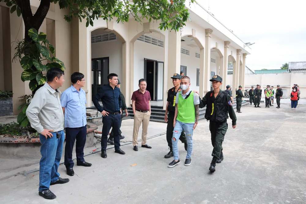 dẫn giải các nghi phạm lấy lời khai ban đầu.JPG