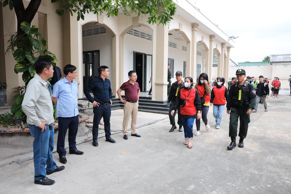 dẫn giải các nghi phạm trong tổ chức lừa đảo.JPG