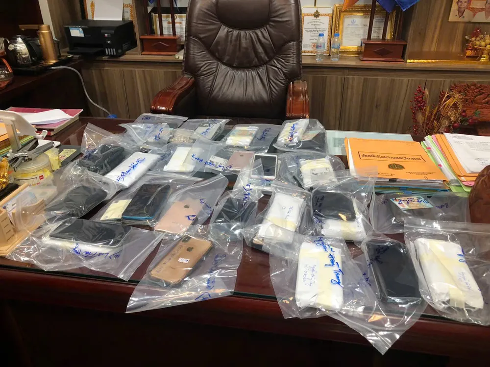 hàng chục điện thoại là công cụ các đối tượng sử dụng để lừa đảo các nạn nhân.jpg