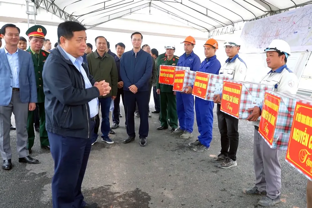 Phó Thủ tướng Chính phủ Nguyễn Chí Dũng cùng các thành viên đoàn kiểm tra, lãnh đạo tỉnh Hà Tĩnh tặng quà động viên nhà thầu, công nhân thi công dự án tuyến đường bộ cao tốc Bắc - Nam qua Hà Tĩnh