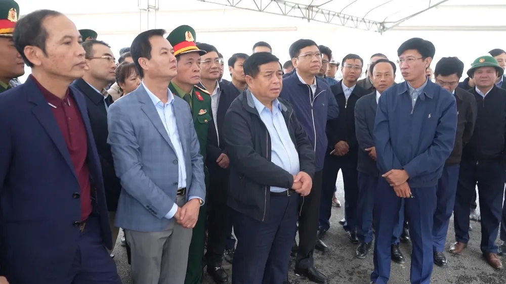 Phó Thủ tướng Chính phủ Nguyễn Chí Dũng và các thành viên đoàn kiểm tra, lãnh đạo tỉnh Hà Tĩnh kiểm tra tiến độ thi công dự án tuyến đường bộ cao tốc Bắc - Nam qua Hà Tĩnh