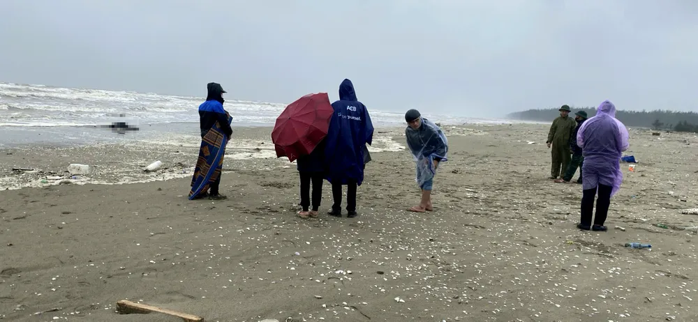 Hiện trường phát hiện thi thể N.V.C., tại bờ biển thôn Đại Đồng, xã Cương Gián, huyện Nghi Xuân, Hà Tĩnh 