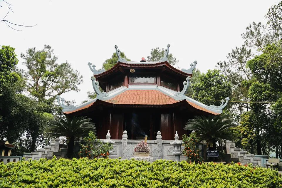 Di tích lịch sử - văn hóa đền thờ cố Tổng Bí thư Lê Duẩn ở khu vực lòng hồ Kẻ Gỗ 