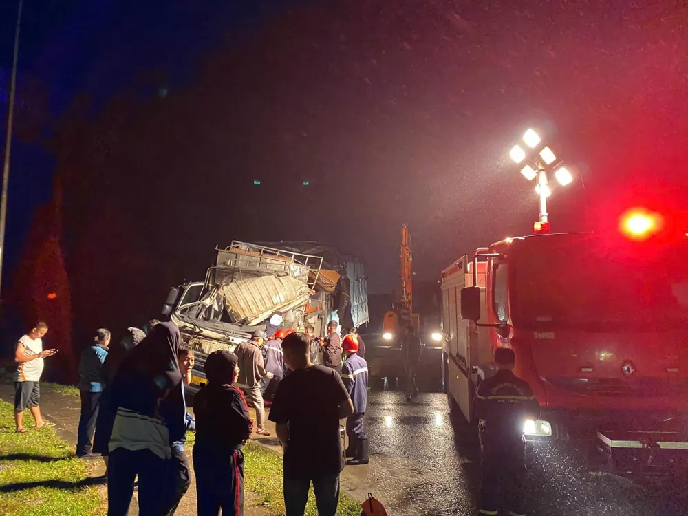 Lực lượng chức năng nỗ lực giải cứu tài xế mắc kẹt trong cabin. Ảnh: Công an Hà Tĩnh 