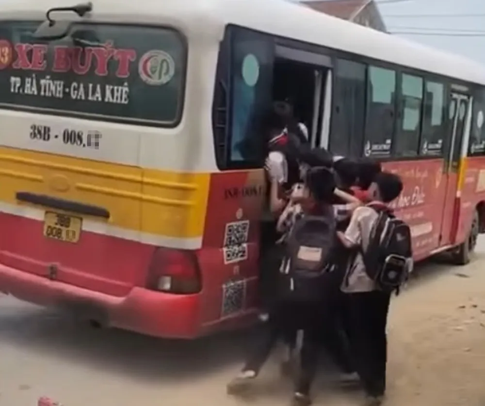 Cảnh học sinh chen lấn, xô đẩy lên xe buýt đang di chuyển. Ảnh: cắt từ clip 
