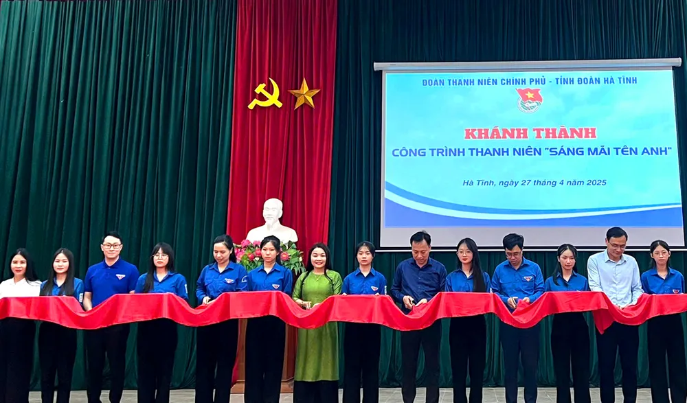 Các đại biểu cắt băng khánh thành công trình thanh niên “Sáng mãi tên anh” tại Khu tưởng niệm Lý Tự Trọng 