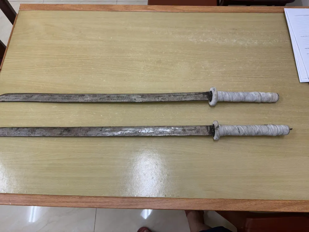 Thu giữ tang vật 2 thanh kiếm tự chế 