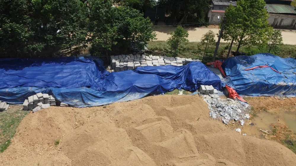 Khu vực nhiều bao xi măng để ngoài trời, phủ bạt tạm bợ ở xã Lộc Yên 
