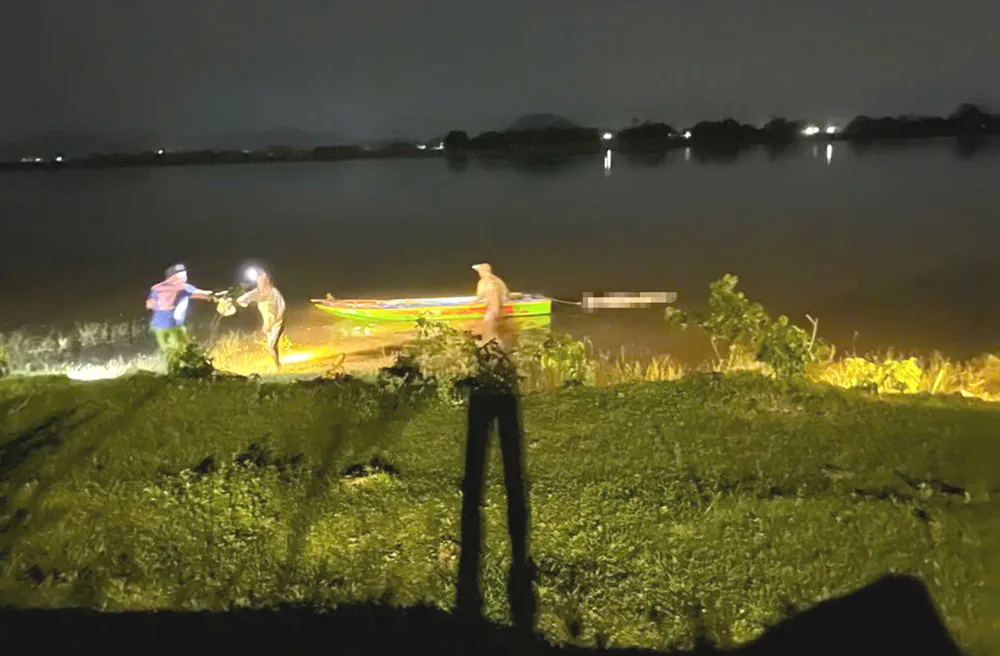 Lực lượng chức năng và người dân tìm thấy thi thể nam sinh bị đuối nước trên sông Lam