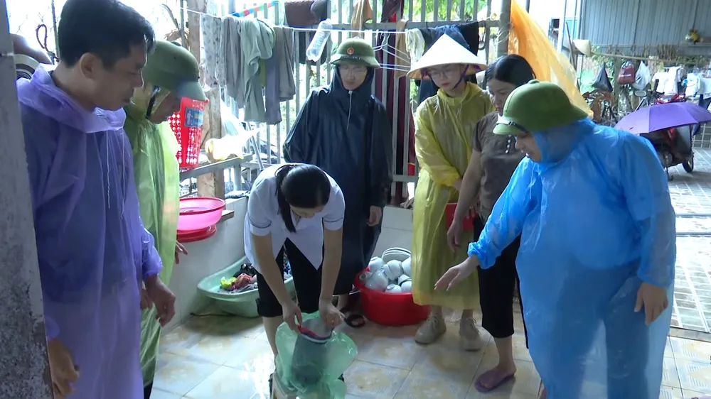 Lãnh đạo Trung tâm Kiểm soát bệnh tật Hà Tĩnh hướng dẫn khử trùng nguồn nước bằng Cloramin B 