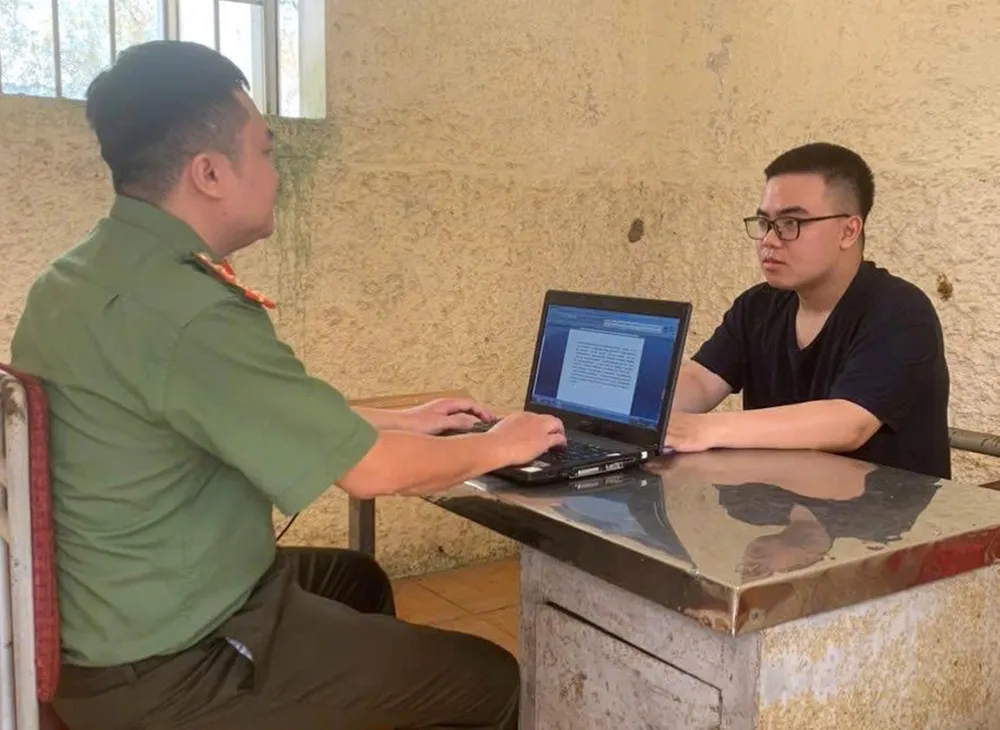 Cơ quan điều tra làm việc với Trần Quang Huy. Ảnh: Công an Hà Tĩnh 