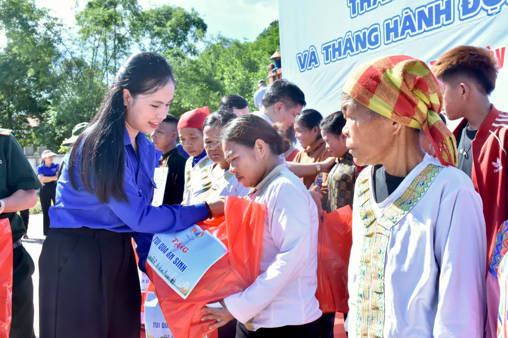 Bí thư Tỉnh đoàn Hà Tĩnh Nguyễn Ny Hương trao quà an sinh cho bà con dân tộc Chứt