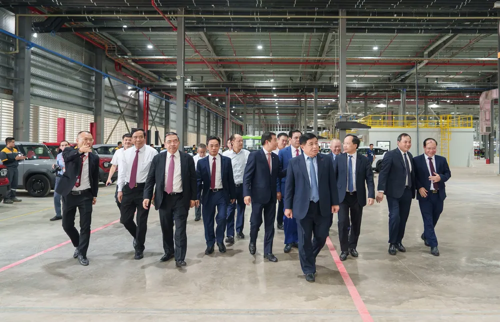Phó Thủ tướng Nguyễn Chí Dũng cùng đoàn đại biểu tham quan nhà máy sản xuất ô tô điện VinFast Hà Tĩnh.jpeg