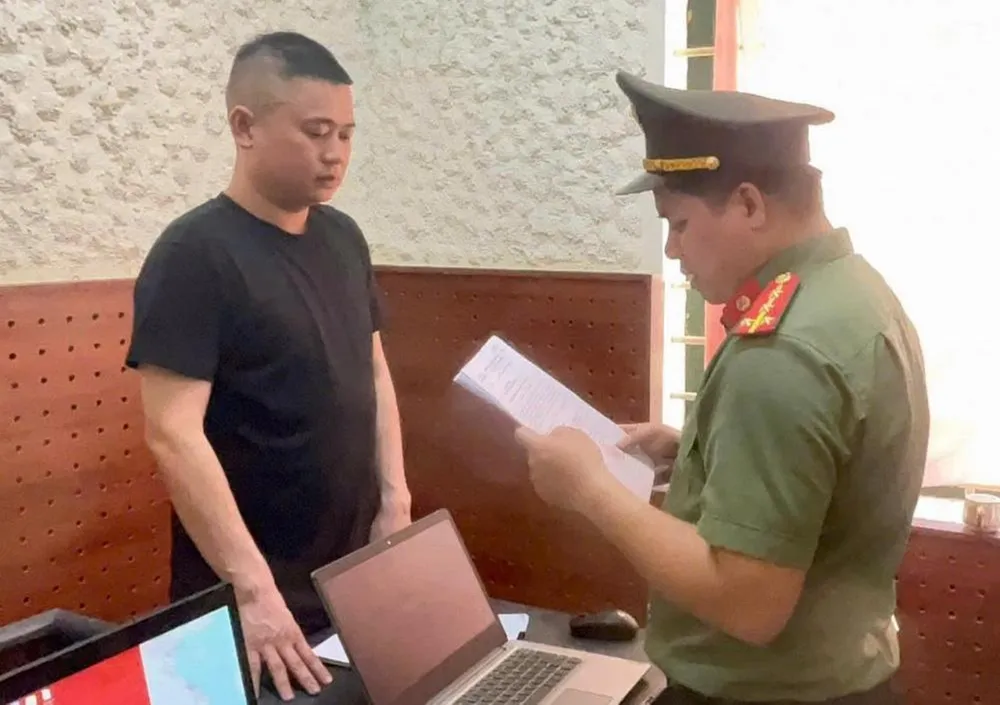 Cơ quan An ninh điều tra tống đạt quyết định khởi tố Trần Tiến Đạt. Ảnh: Công an Hà Tĩnh 