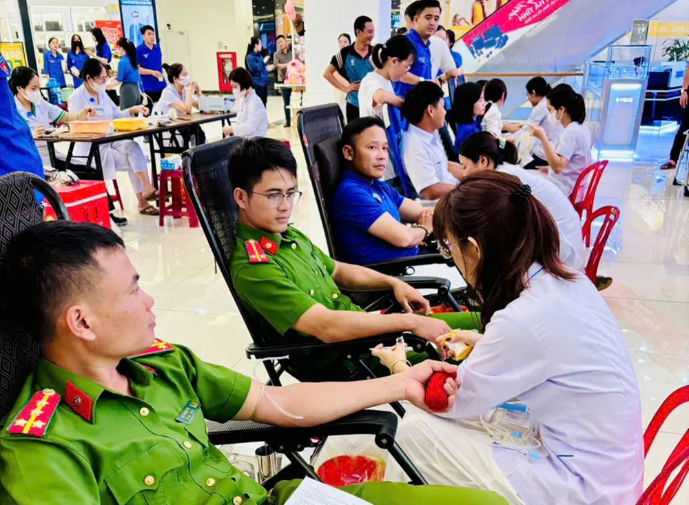 Các tình nguyện viên tham gia hiến máu 