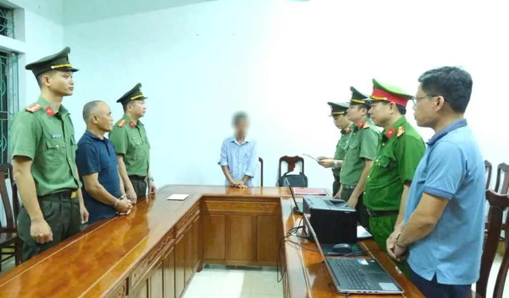 Tống đạt quyết định khởi tố bị can Phạm Viết Công. Ảnh: CÔNG AN HÀ TĨNH