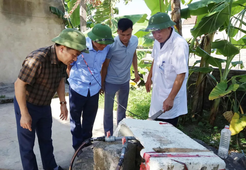 Lãnh đạo Trung tâm Kiểm soát bệnh tật tỉnh Hà Tĩnh trực tiếp giám sát và chỉ đạo công tác phòng, chống dịch sốt xuất huyết tại phường Sông Trí