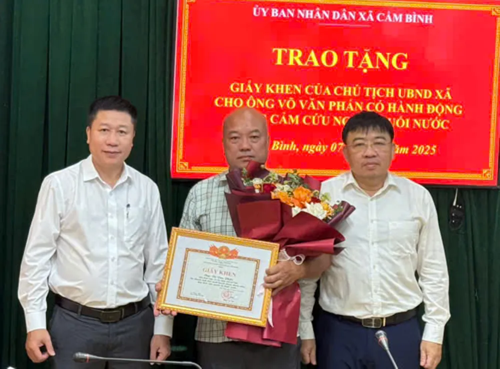 Trao tặng giấy khen của Chủ tịch UBND xã Cẩm Bình cho ông Võ Văn Phấn