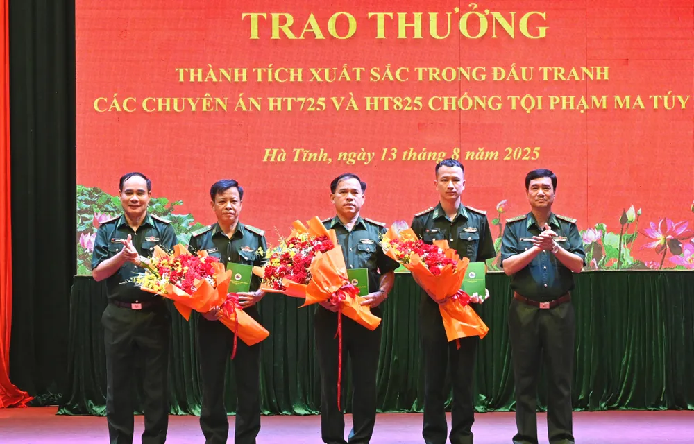 Lãnh đạo Ban Chỉ huy Bộ đội Biên phòng tỉnh Hà Tĩnh trao thưởng cho 3 tập thể có thành tích xuất sắc trong đấu tranh thắng lợi 2 chuyên án HT725 và HT825 
