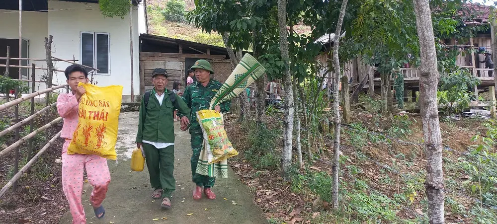 Lực lượng chức năng động viên, hỗ trợ sơ tán các hộ dân tộc Chứt đến nơi tránh trú bão