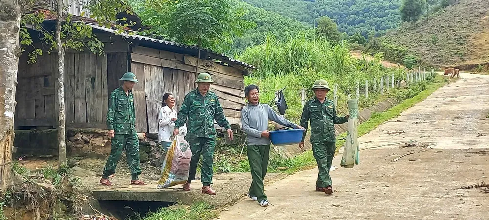 Lực lượng chức năng động viên, hỗ trợ sơ tán các hộ dân tộc Chứt đến nơi tránh trú bão