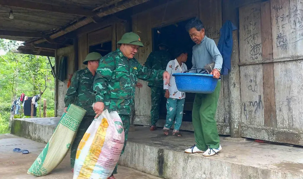Lực lượng chức năng động viên, hỗ trợ sơ tán các hộ dân tộc Chứt đến nơi tránh trú bão