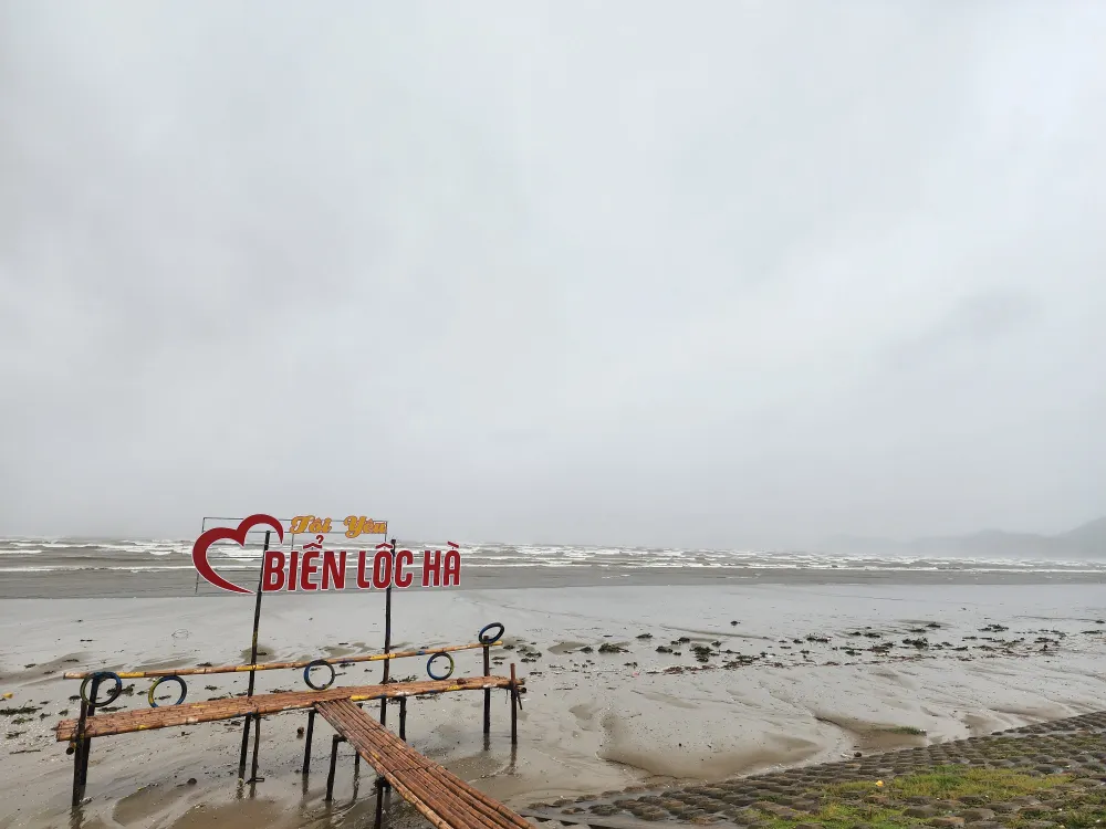 Sáng 25-8, đã có mưa to, gió lớn, sóng mạnh tại khu du lịch biển Lộc Hà, tỉnh Hà Tĩnh