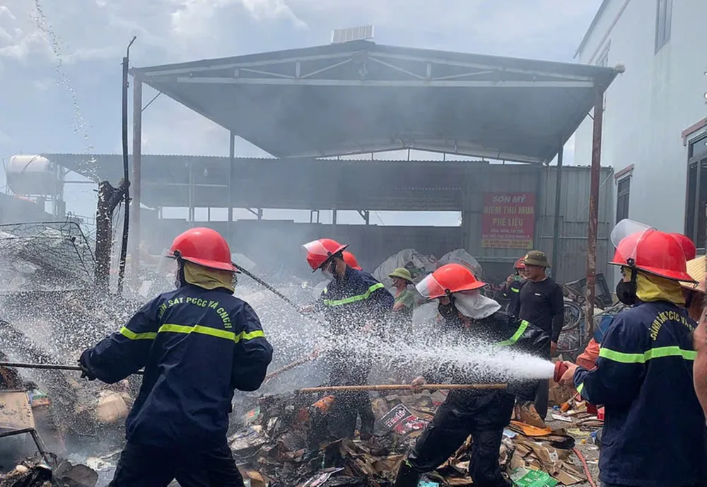 Đội Cảnh sát PCCC-CNCH số 5 nỗ lực dập tắt đám cháy