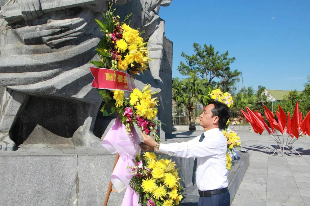Phó Bí thư Thường trực Tỉnh ủy Hà Tĩnh Trần Thế Dũng đặt vòng hoa tại Tượng đài Xô Viết Nghệ Tĩnh