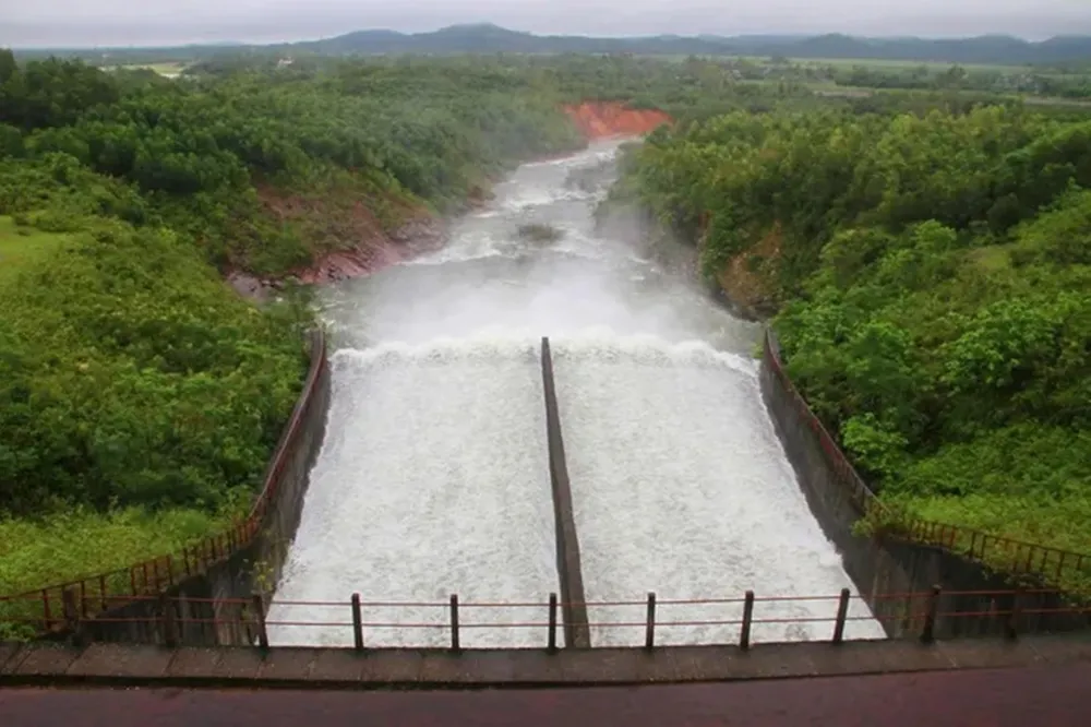 Hồ Kẻ Gỗ xả tràn để hạ thấp mực nước trước dự báo mưa lớn do bão Bualoi gây ra