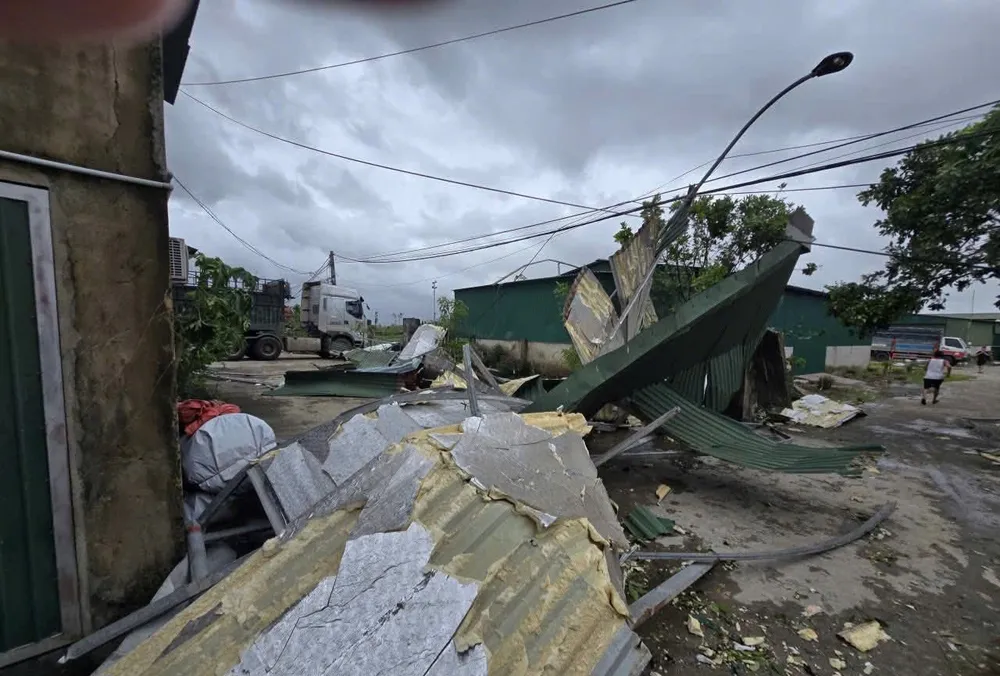 Lốc xoáy gây thiệt hại tài sản của người dân ở xã Đông Kinh