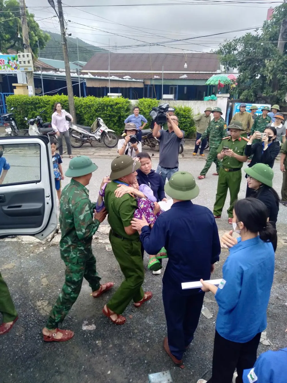 Công an phường Sông Trí, tỉnh Hà Tĩnh giúp di dời dân vùng ảnh hưởng đến nơi an toàn