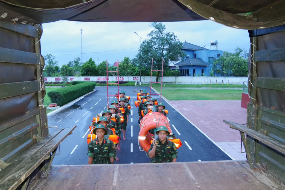 Cán bộ, chiến sĩ Trung đoàn 841 (Bộ Chỉ huy Quân sự tỉnh Hà Tĩnh) lên đường làm nhiệm vụ ứng phó khẩn cấp bão số 10
