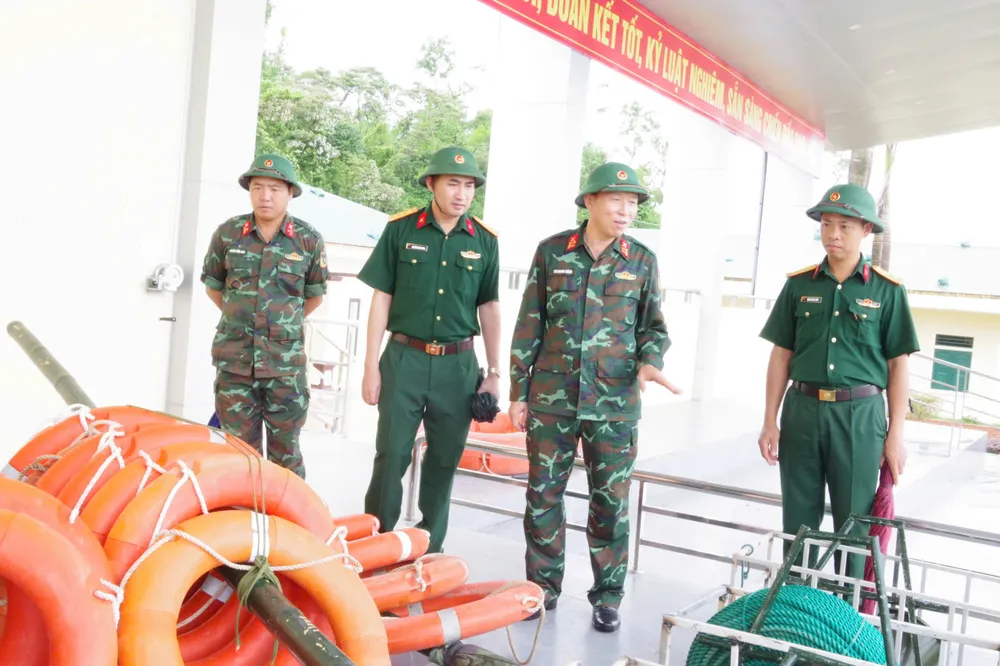 Đại tá Võ Quang Thiện, Phó Bí thư Thường trực Đảng ủy, Chính ủy Bộ Chỉ huy Quân sự tỉnh Hà Tĩnh kiểm tra phương tiện, vật chất hậu cần, thuốc men… trước khi lên đường làm nhiệm vụ