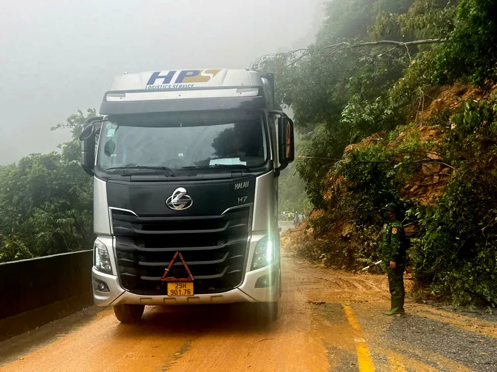 Quốc lộ 8A đã thông suốt trở lại sau thời gian bị ách tắc do sạt lở