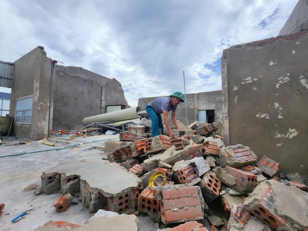 Ngôi nhà của anh Lê Văn Nam (sinh năm 1986, Thôn đội trưởng thôn Hữu Ninh, xã Mai Phụ, tỉnh Hà Tĩnh) bị bão số 10 làm đổ sập