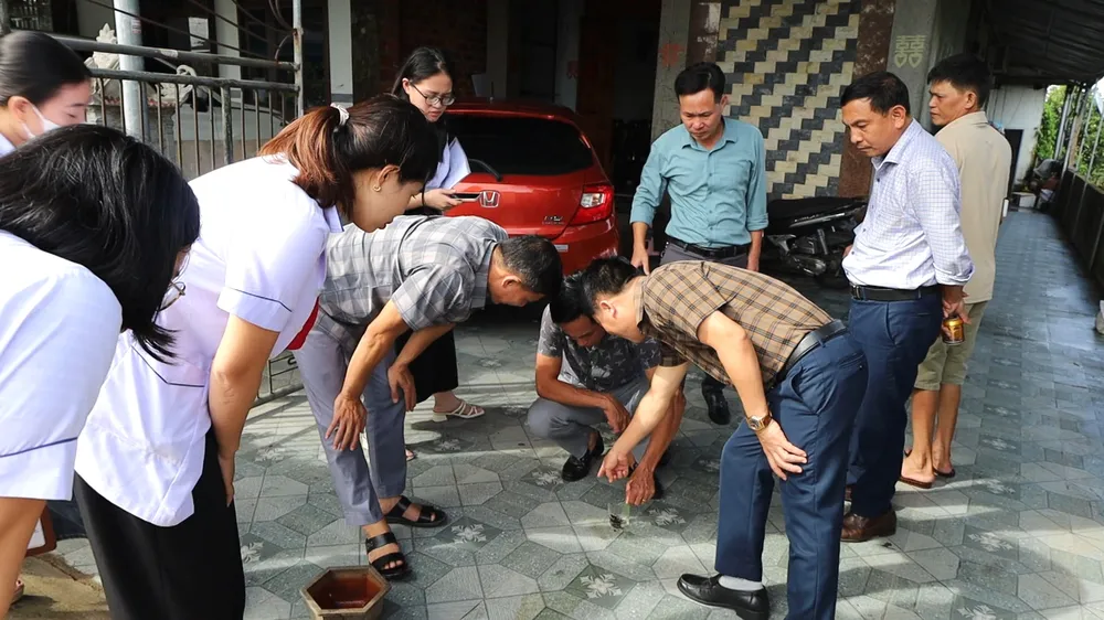 Lãnh đạo CDC Hà Tĩnh giám sát vệ sinh môi trường, diệt lăng quăng bọ gậy tại thôn Phương Giai