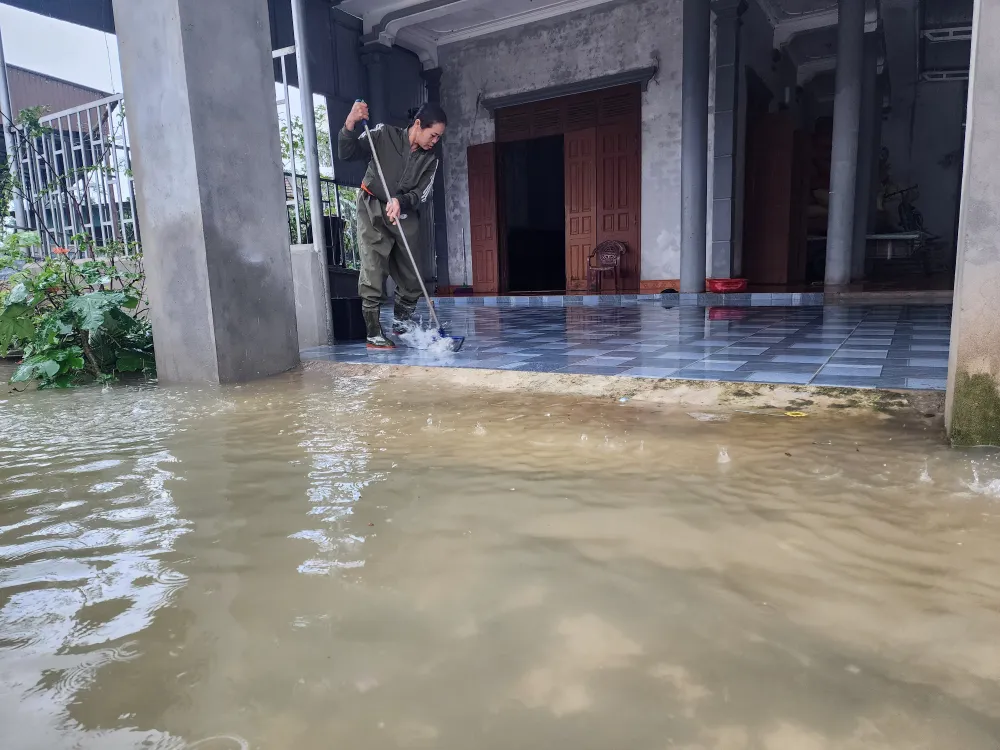 Người dân ở xã Cẩm Duệ (tỉnh Hà Tĩnh) dọn dẹp nhà cửa khi nước lũ rút xuống