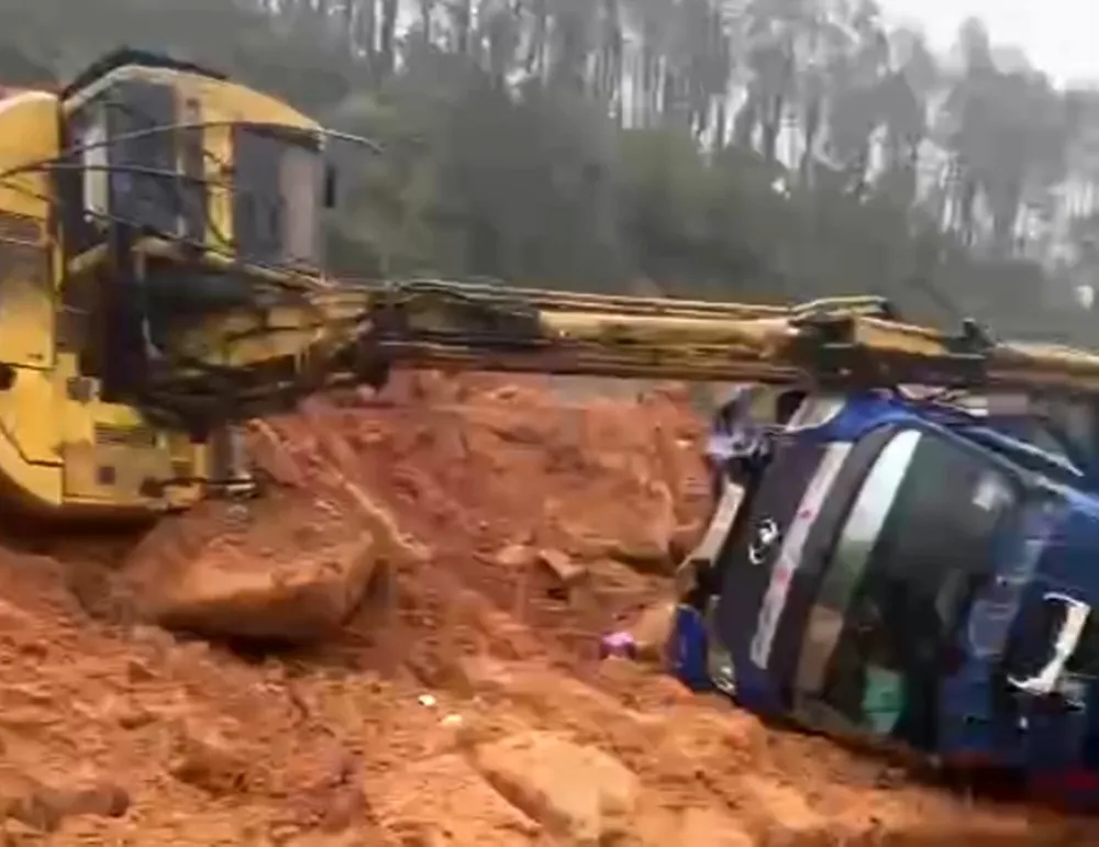 Hiện trường sạt lở trên đường ven biển Hà Tĩnh làm 2 người bị thương